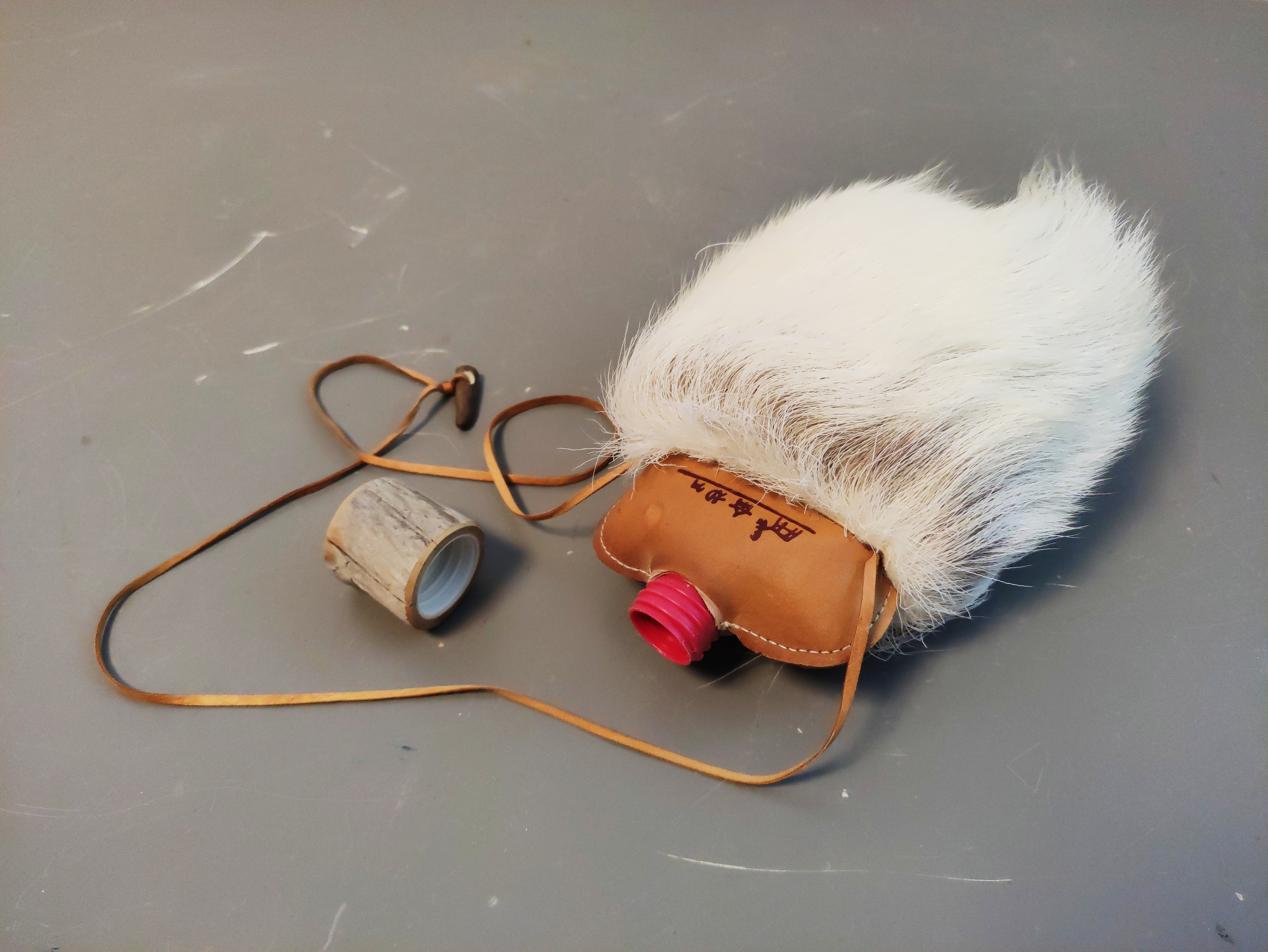 cantimplora montaña piel pelo madera 28x14x8 1u